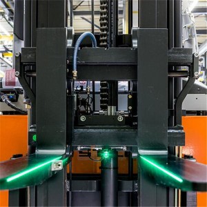 Sistema di guida laser per impilatore elevatore a pallet con raggio verde